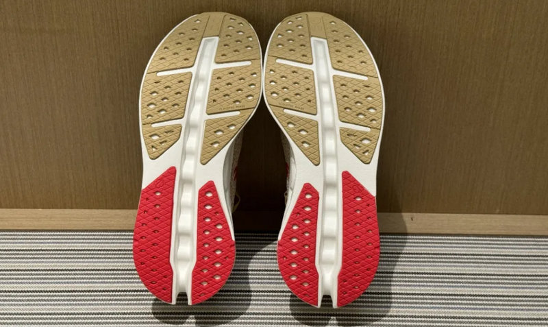 On昂跑发布「马年限定系列」 服饰及运动鞋2.jpg